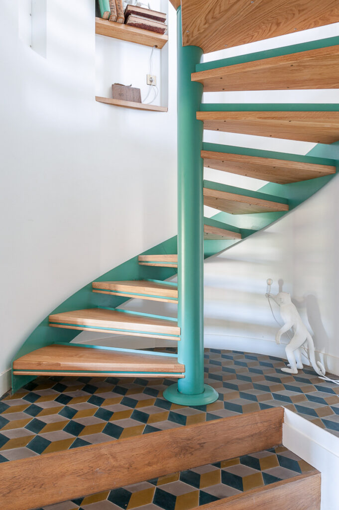 escalier helicoidale-couelur-bois-metal-falaise